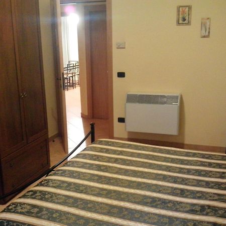 L'Antipapa Ξενοδοχείο Fondi Δωμάτιο φωτογραφία